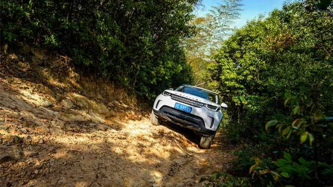 Land Rover Discovery driving in rock road